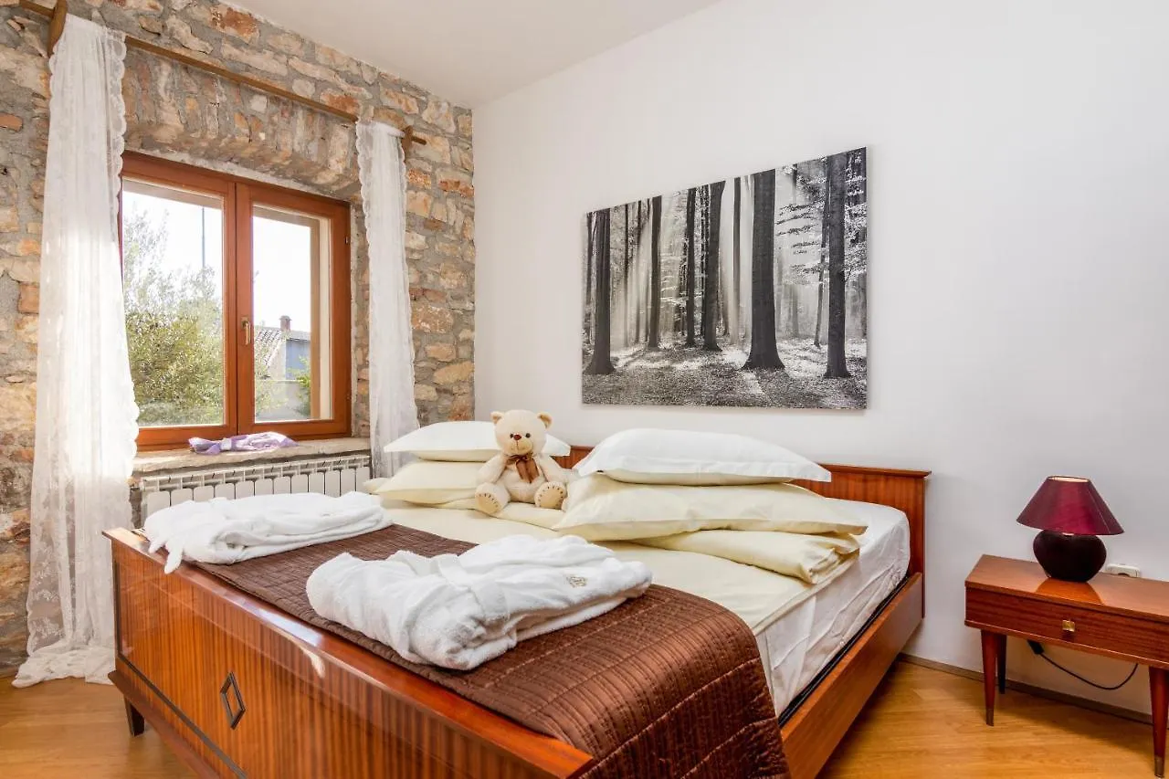 Apartments And Rooms With Parking Space Loborika, Pula - 12983 Marcana