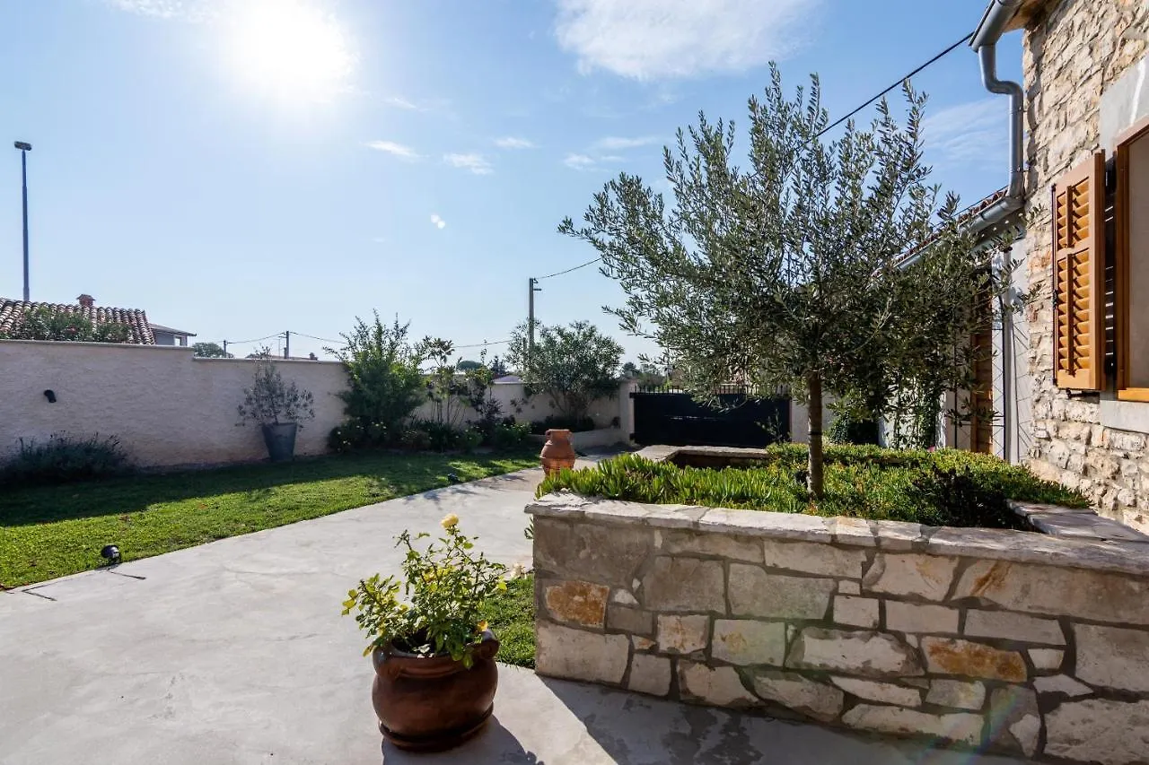 Apartments And Rooms With Parking Space Loborika, Pula - 12983 Marcana 5*,