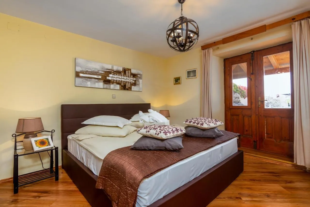 Apartments And Rooms With Parking Space Loborika, Pula - 12983 Marcana