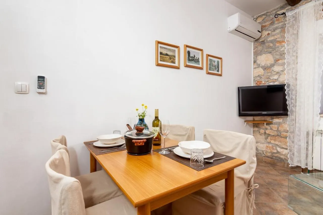 Apartments And Rooms With Parking Space Loborika, Pula - 12983 Marcana 5*,