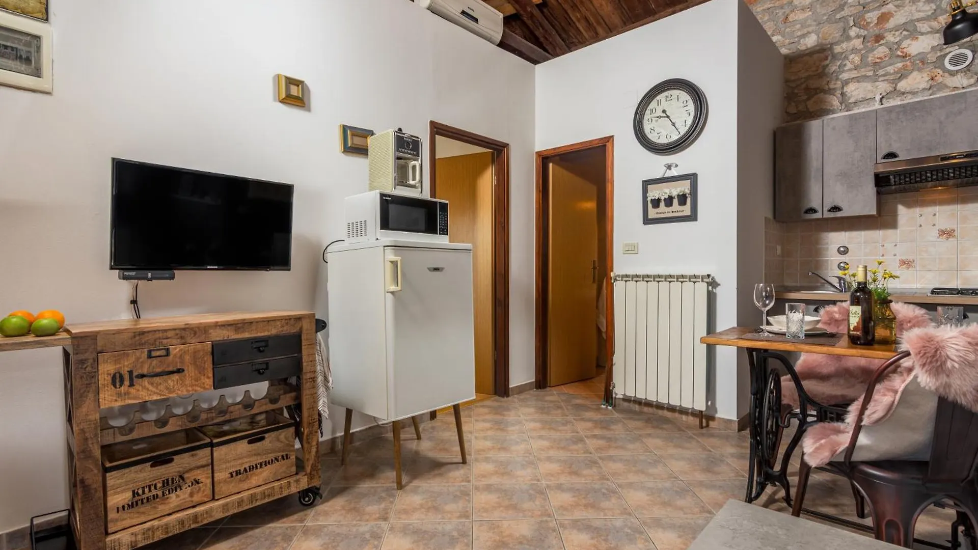 Apartments And Rooms With Parking Space Loborika, Pula - 12983 Marcana